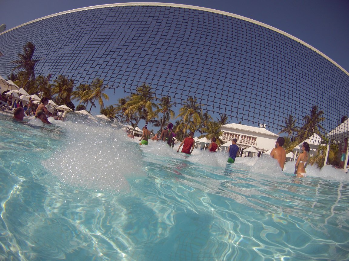Festa da espuma na piscina no Rersort em Cayo Coco, Cuba