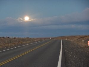 Lua cheia nascendo na rodovia que liga Patagônia Chilena e Argentina