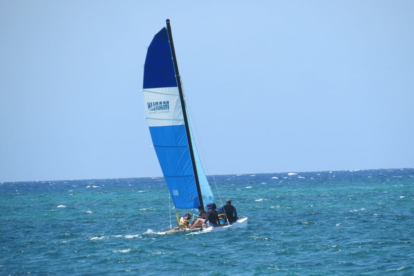 Navegando de veleiro para fazer Snorkelling em Cayo Coco, Cuba