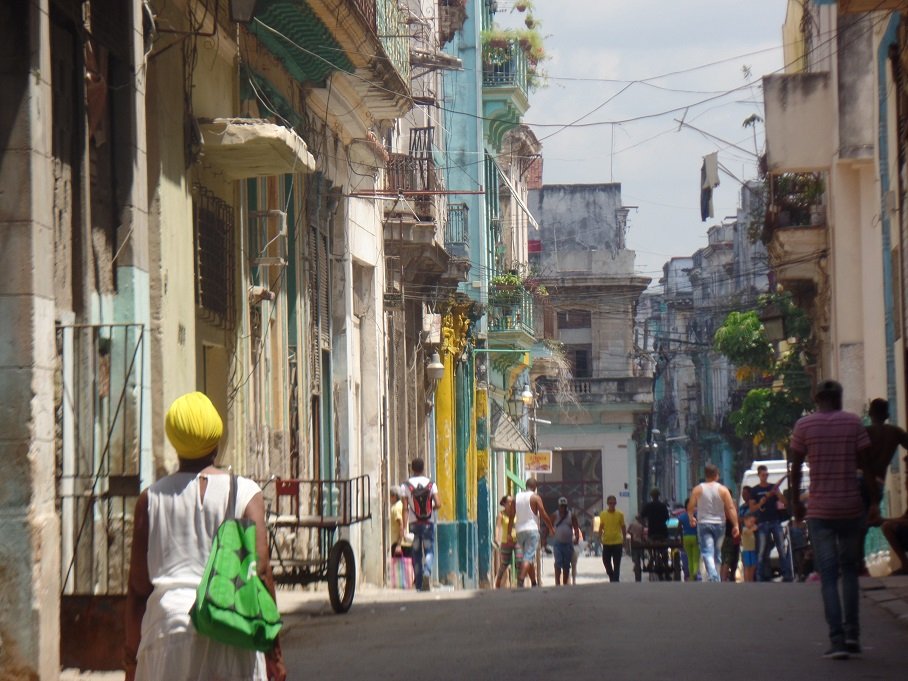 Pessoas caminhando no centro histórico de Havana, Cuba