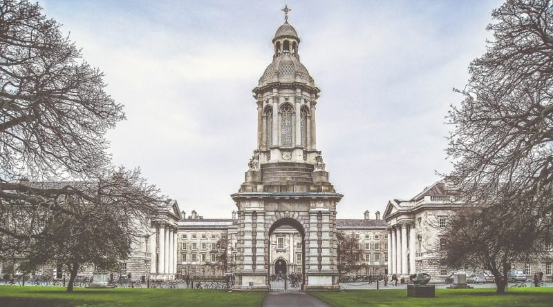 Fachada da Trinity College em Dublin, Irlanda -Foto K. Mitch Hodge, Unsplash