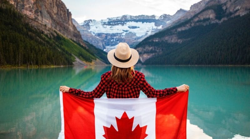 Mulher adimirando lago no Canadá - Foto de Andre Furtado 2