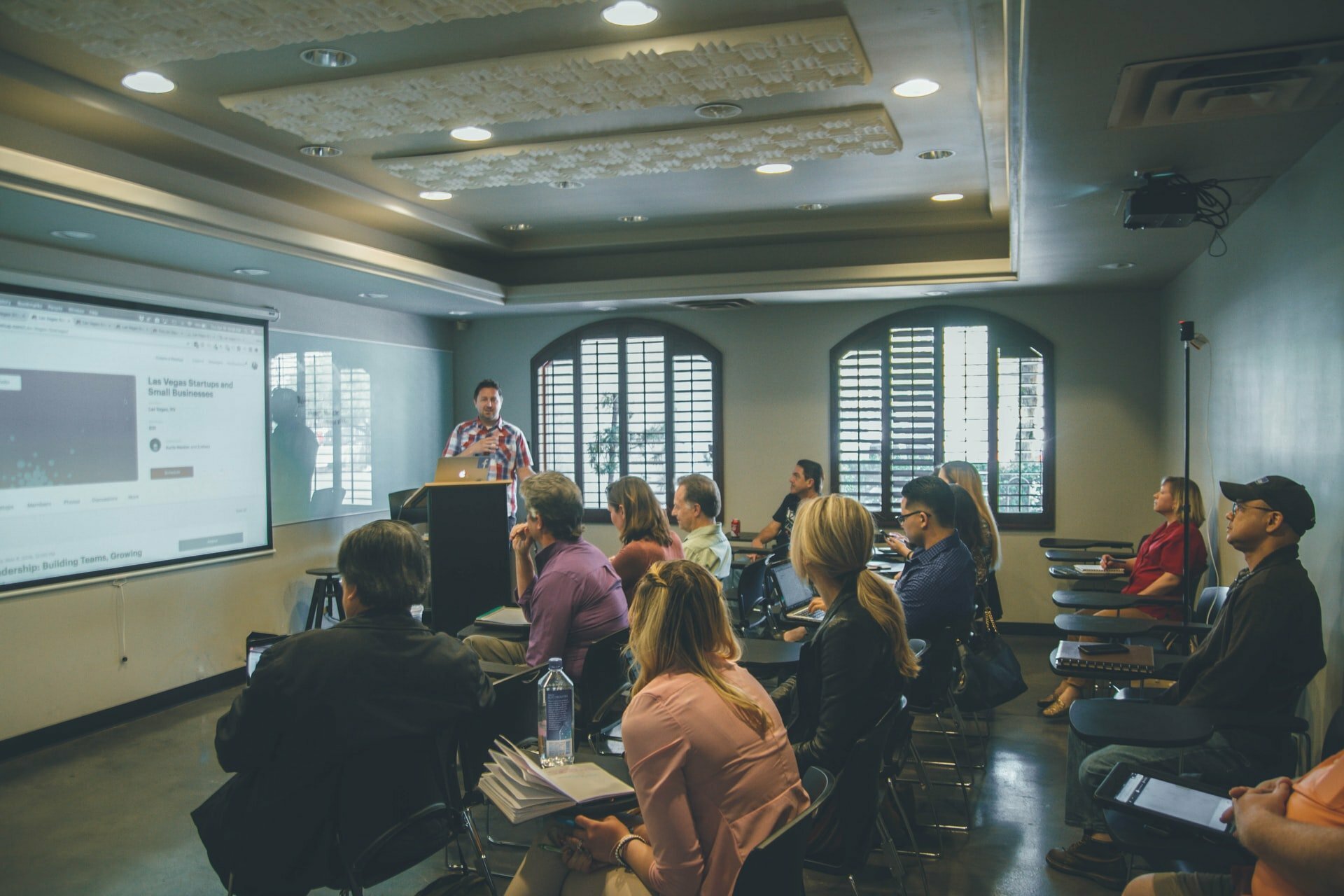 Curso de Inglês no Exterior – Foto NeONBRAND, Unsplash Curso de Inglês no Exterior