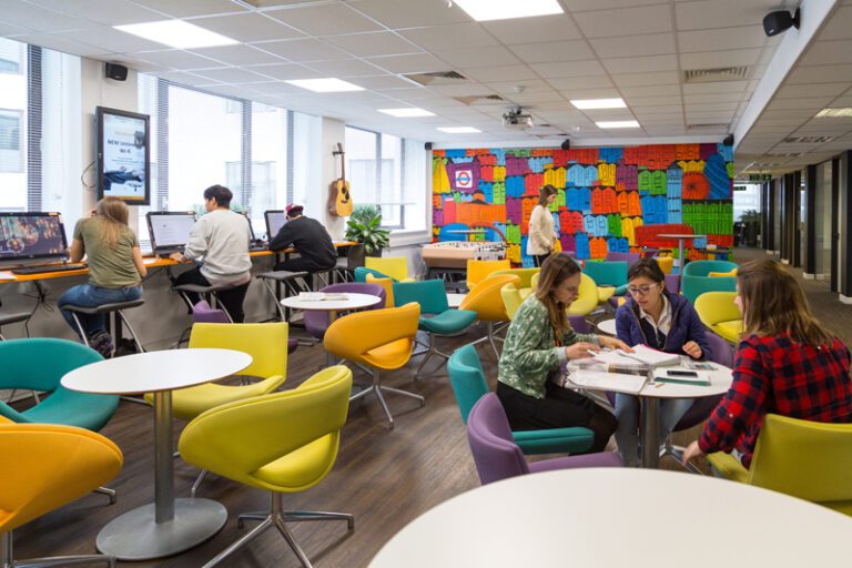 Melhores escolas de inglês do Reino Unido/Inglaterra - Intercâmbio & Viagem